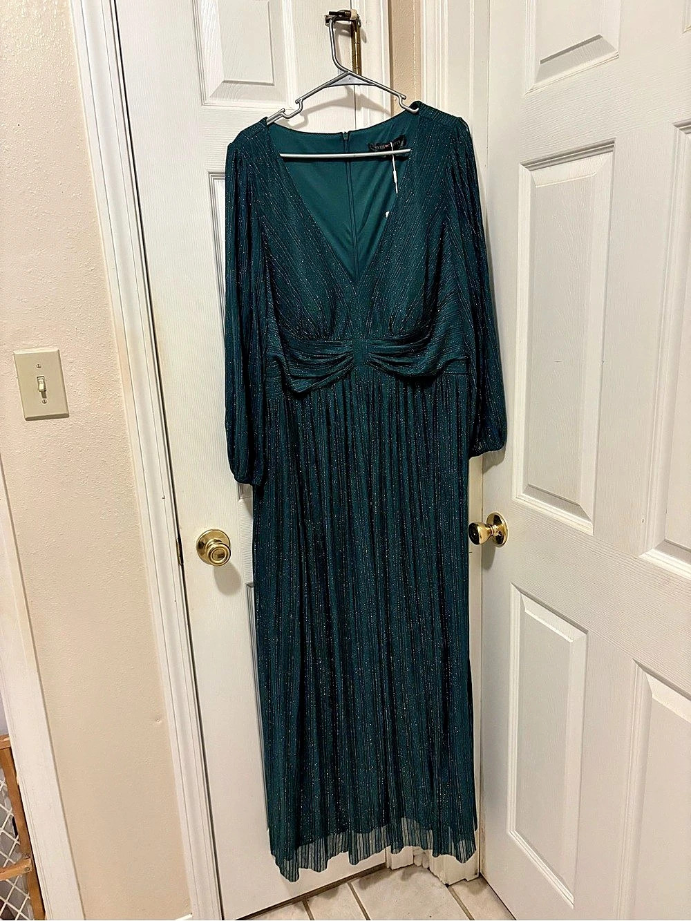 Green Long Sleeve Maxi Dress New with tags size 20, Glitter Evening Gowns
Floor